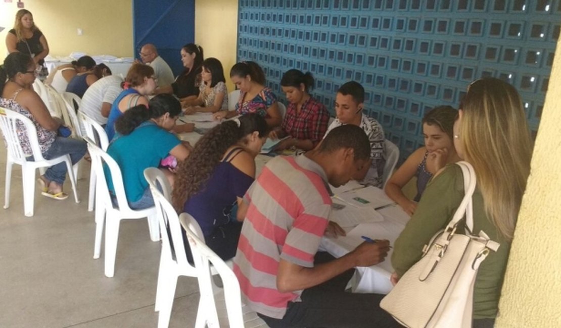 Famílias beneficiárias começam a assinar contrato para casas do Vale da Perucaba
