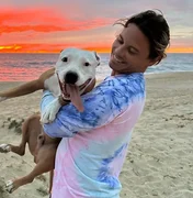 Surfista viraliza ao jogar corpo de cachorro no mar e divide opiniões