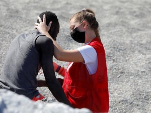 Imigrante é abraçado e consolado ao chegar à Espanha