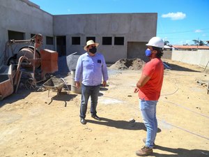 Gilberto Gonçalves fiscaliza obras de construção da UBS do conjunto Jarbas Oiticica