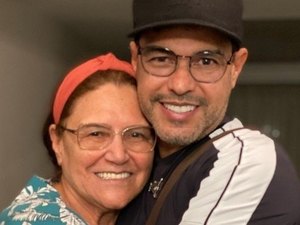 Zezé Di Camargo posa abraçado com a mãe e faz homenagem de aniversário: 'Só eu sei o que passou'