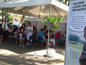 Conselho de Farmácia realiza ação social na orla da Pajuçara sobre Dengue, Zika e Chikungunya