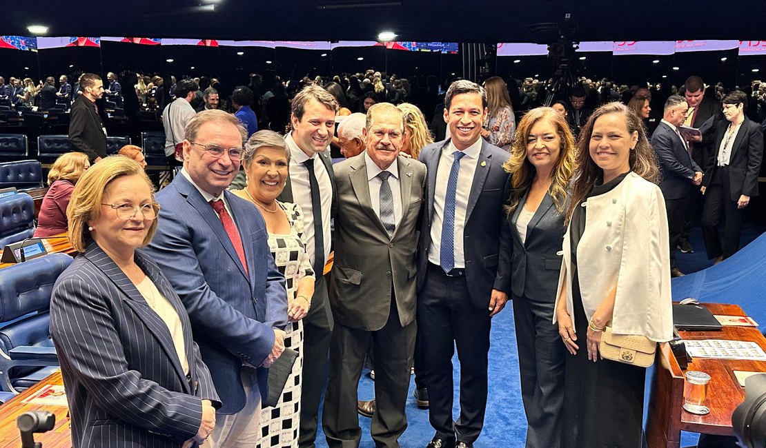 Luciano e Daniel representam Arapiraca na entrega da Comenda Ceci Cunha a ex-prefeita Célia Rocha