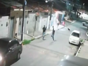 Câmera de segurança flagra suspeitos de ataque a tiros que deixou dois feridos no Petrópolis