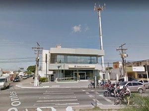 Após descarte irregular, Prefeitura multa e interdita obra em agência bancária 