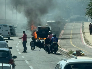 Carro incendeia na avenida Josefa de Melo, em Maceió; bombeiros são acionados