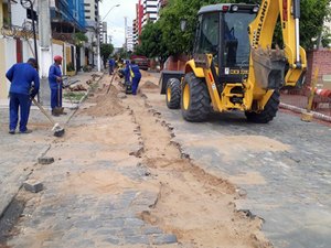 Casal substitui rede de água antiga no bairro da Ponta Verde