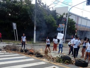 Estudantes protestam por transporte escolar na Av. Dona Constança