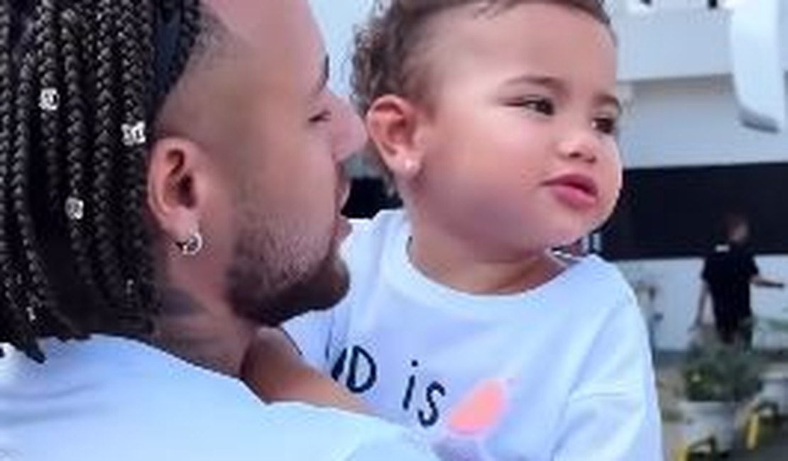 Neymar se despede da filha antes de viagem para Maceió com delegação do Santos