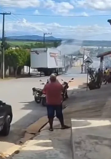 Caminhão-baú pega fogo em ladeira de São Sebastião e motorista consegue escapar a tempo