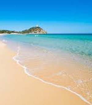 Casal é detido por roubar areia de praia em Sardenha, na Itália