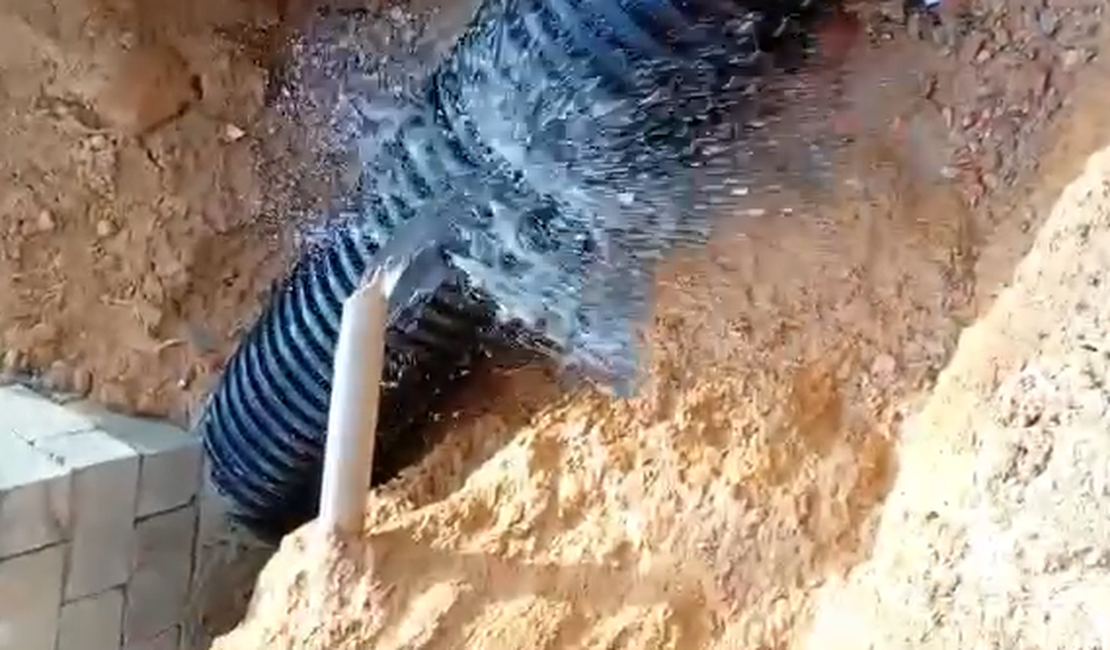 [Vídeo] Moradores denunciam desperdício e falta de água no bairro Massaranduba, em Arapiraca