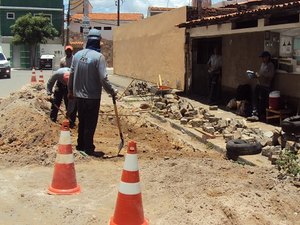 Casal implanta 98 metros de rede de esgoto no Poço, em Maceió