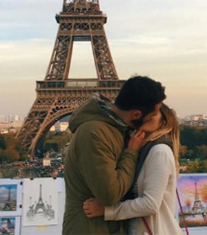Mulher beija desconhecidos em cartões-postais, e fotos viralizam na web