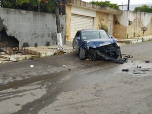 Indivíduo embriagado bate com o carro e depois abandona o veículo em Arapiraca