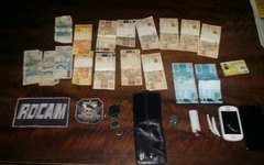 Dinheiro, celulares e diversos objetos foram apreendidos. 