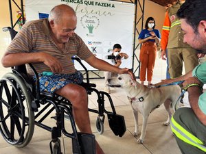 Idosos da Casa dos Velhinhos ganham dia especial em companhia de cães resgatados em Arapiraca