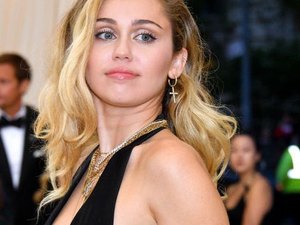 Miley Cyrus lança seu novo EP, 'She Is Coming'