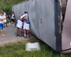 Ônibus com torcedores do Bahia tomba na BR-101 a caminho de jogo contra o Sport