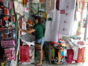 Comerciante relata melhora no movimento na Feirinha do Artesanato