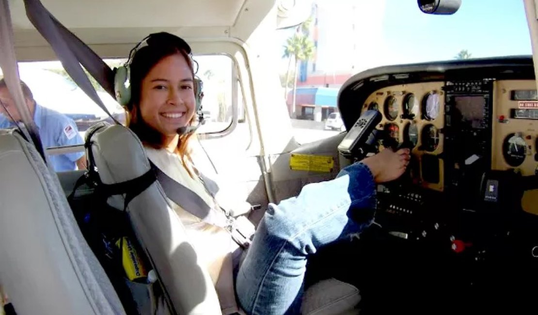 Conheça Jessica Cox, primeira pilota de avião sem braços licenciada do mundo