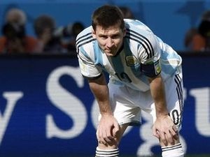 Demolidor de recordes, Messi supera Maradona, mas precisa decidir contra Holanda