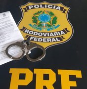 PRF cumpre mandado de prisão durante abordagem a veículo em Canapi