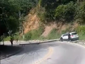 Carro derruba poste e interdita trecho da avenida Pierre Chalita, em Maceió