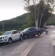 Colisão entre duas picapes é registrada na AL-101 norte em Passo de Camaragibe