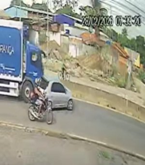 Câmeras de monitoramento flagram instante em que Celta capota após colidir com caminhão em Arapiraca