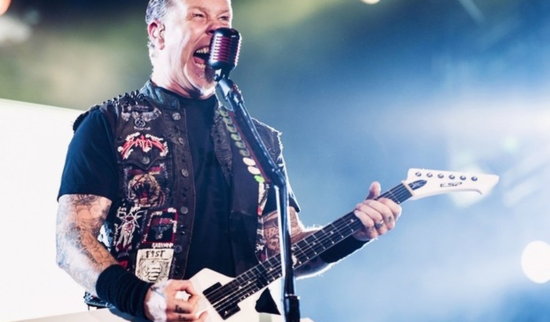 Show do Metallica tem fãs no palco, falhas no som e interrupção