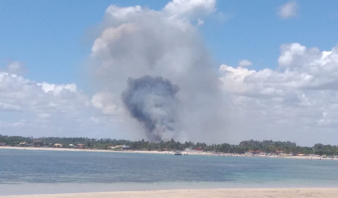 [Vídeo] Fumaça de incêndio no Benedito Bentes é vista de Paripueira