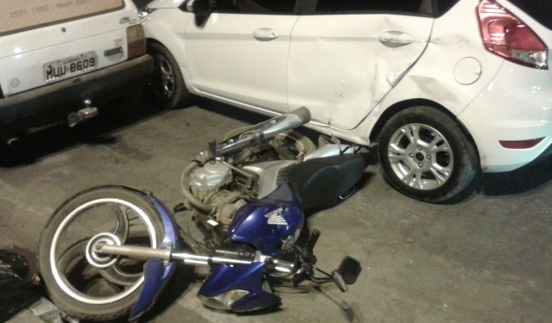 Motorista não respeita sinalização, colide em duas motos e deixa motociclista ferido