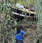 Polícia Científica aguarda retirada de ônibus do acidente na Serra da Barriga para nova perícia