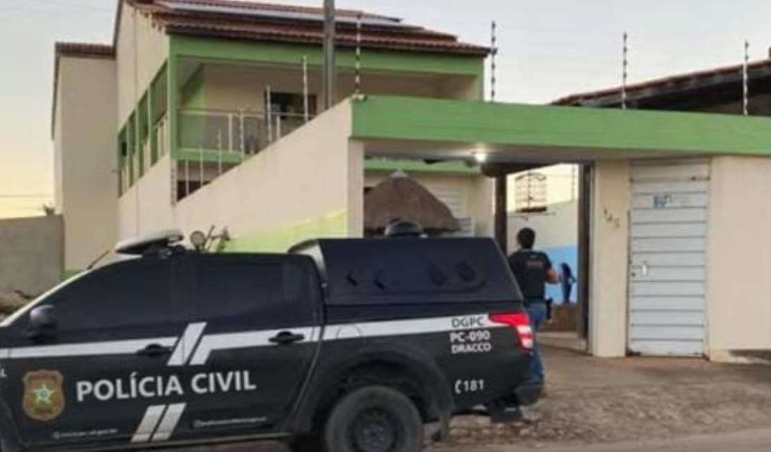 Polícia Civil realiza operação em imóveis da família de 'Vitinho' em Arapiraca
