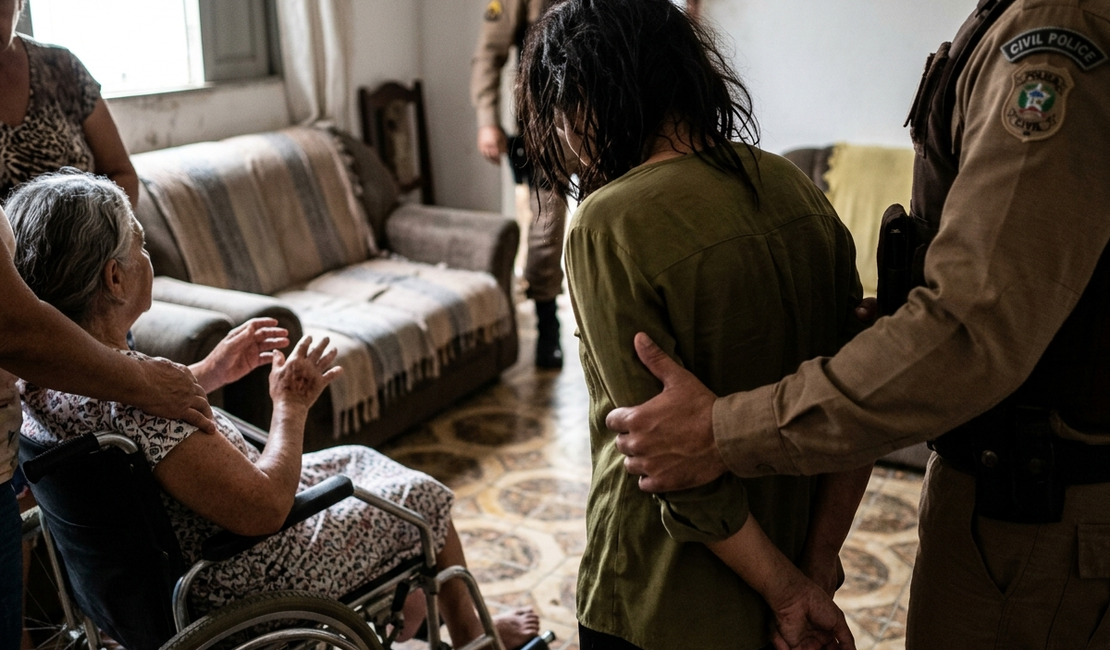 Filha embriagada agride mãe com deficiência física e acaba presa em Arapiraca