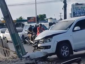 Motorista de caminhonete colide contra poste na AL-220, em Arapiraca