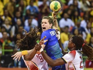 Brasil passa em 1º no handebol e espera por vice campeã mundial nas quartas