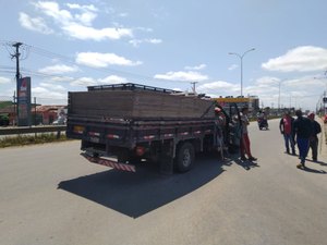 Motorista de caminhão avança sinal e colide em dois motociclistas    