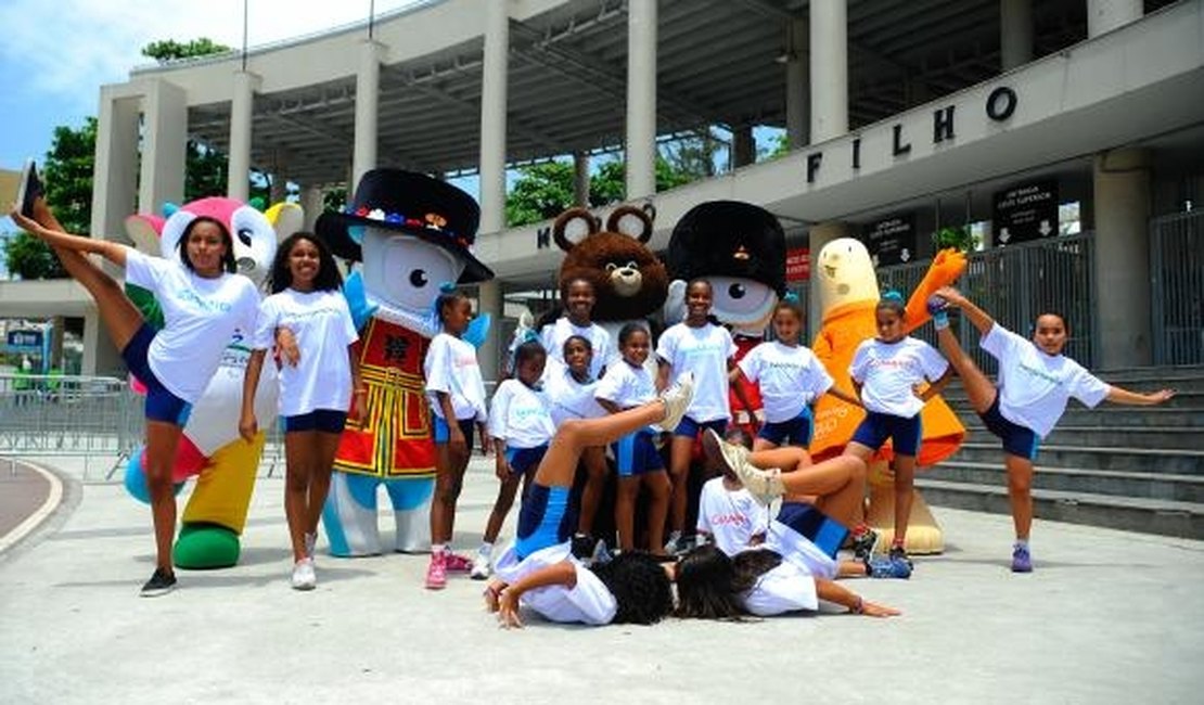 Mascotes das Olimpíadas visitam o Maracanã