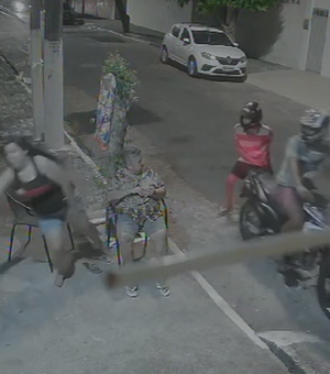[Vídeo] Câmeras flagram assaltantes de moto agindo no bairro Farol