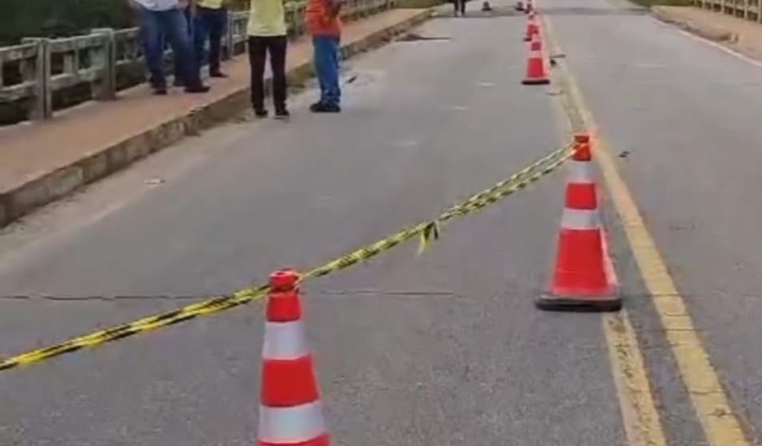 [Vídeo] Ponte do Poxim é parcialmente interditada para reparos, em Coruripe