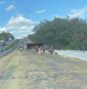 Carreta tomba e derruba milho em rodovia no município de Porto Real do Colégio