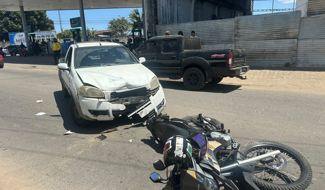 Colisão entre veículos deixa motociclista ferida em avenida de Arapiraca