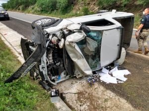 Funcionária da Casal fica ferida em capotamento na BR 423 em Canapi