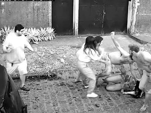 [Vídeo] Casal que caiu de moto é brutalmente espancado por grupo de pessoas no Santos Dumont