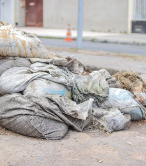Prefeitura retira 350 kg de areia de sistema de drenagem na Jatiúca