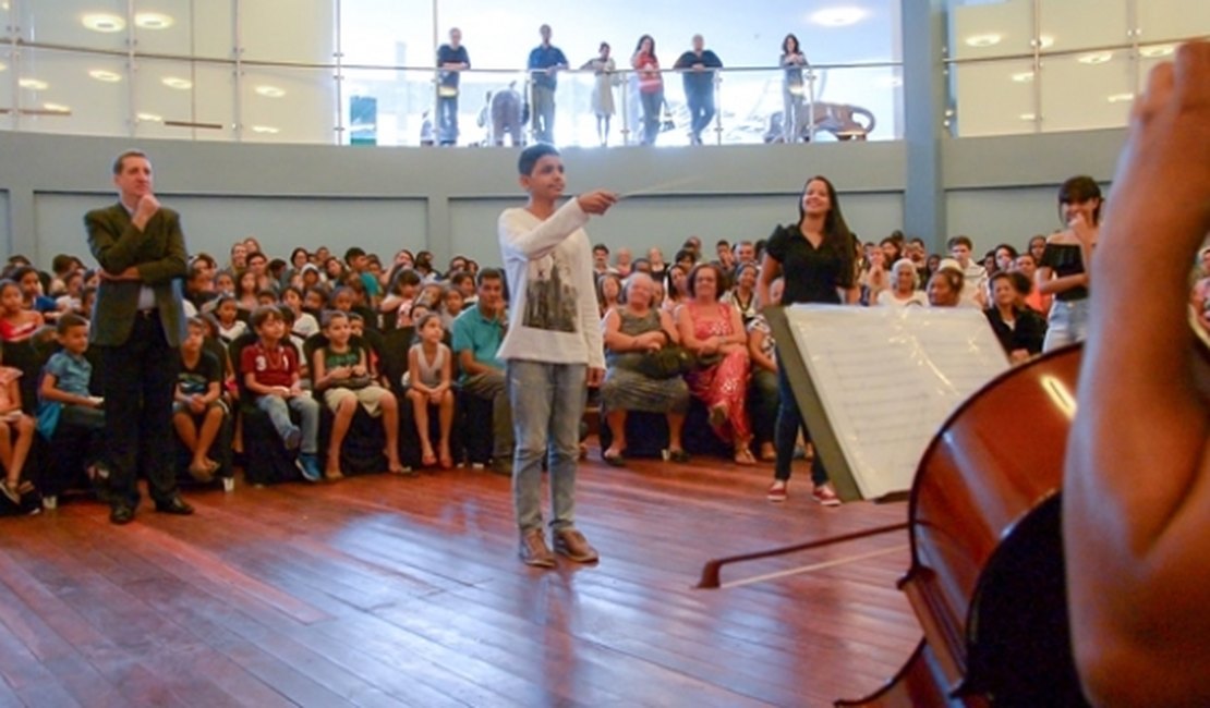 Estudante surdo emociona músicos e plateia do concerto da Camerata Ero Dictus