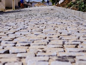 Prefeita Tia Júlia visita obras de pavimentação e drenagem no Conjunto José Maia Costa