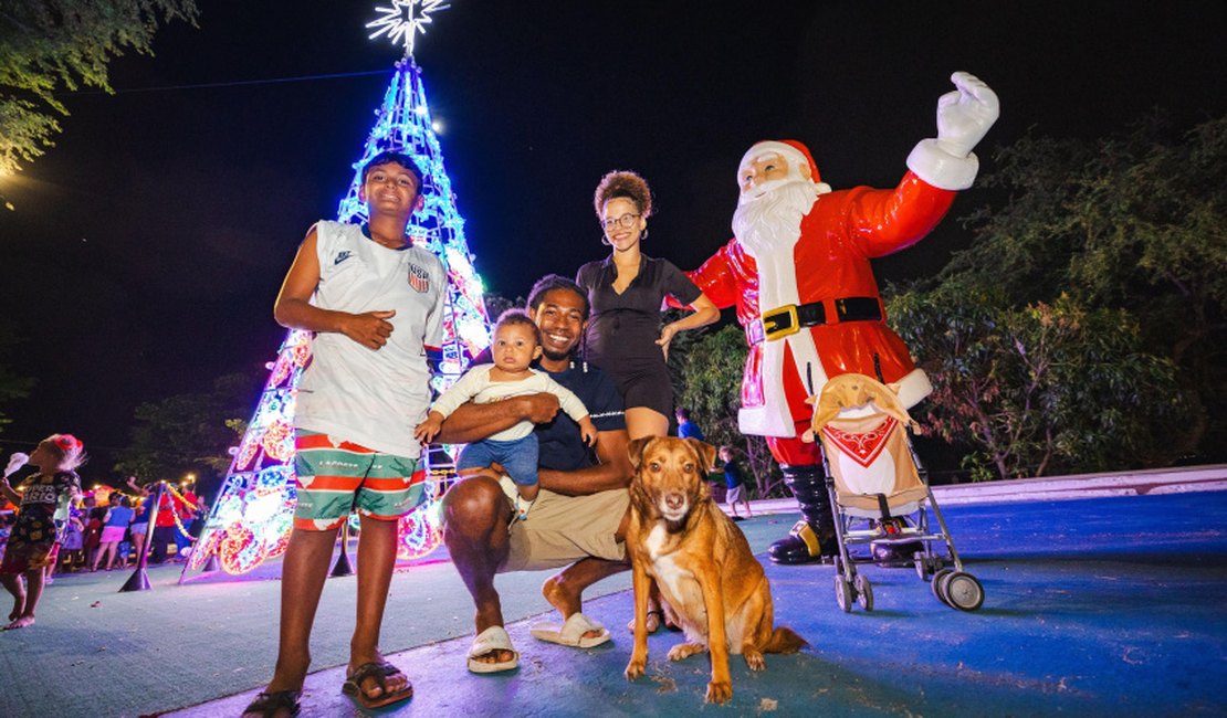 Moradores do Vergel do Lago se encantam com o brilho do Natal na Parada Natalina